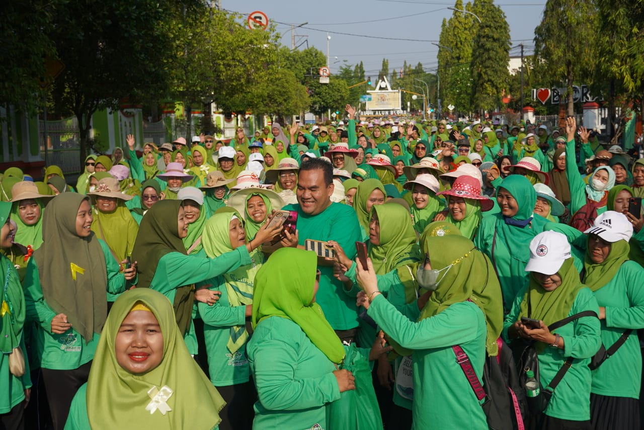 Peringatan Harlah ke-78 Muslimat NU Diikuti Ribuan Kader dan Berebut Foto Bareng Bupati Arief Rahman 