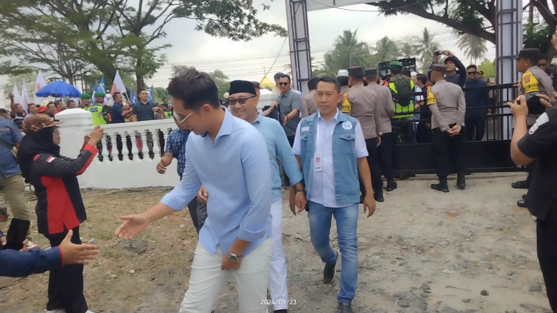 Egi-Syaiful Menang Yel-Yel Ratusan Pendukung Pasangan Egi-Syaiful Saat Kawal Pengundian Nomor Urut di KPU