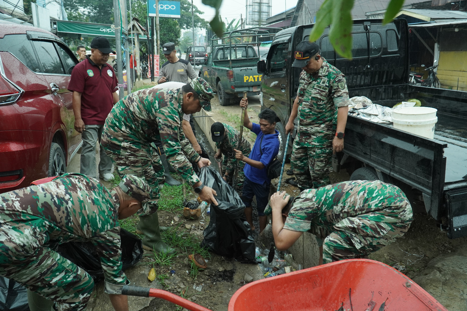 Koramil 02/Loa Kulu Lakukan Karya Bhakti Pembersihan Pasar Dalam Rangka HUT TNI Ke 79
