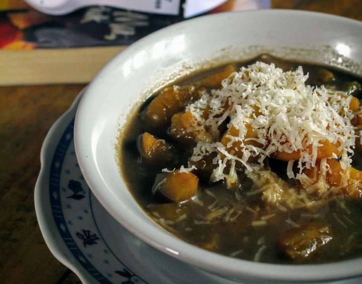 Rawon, Makanan Khas Jawa Timur dengan Cita Rasa Khas yang Melegenda