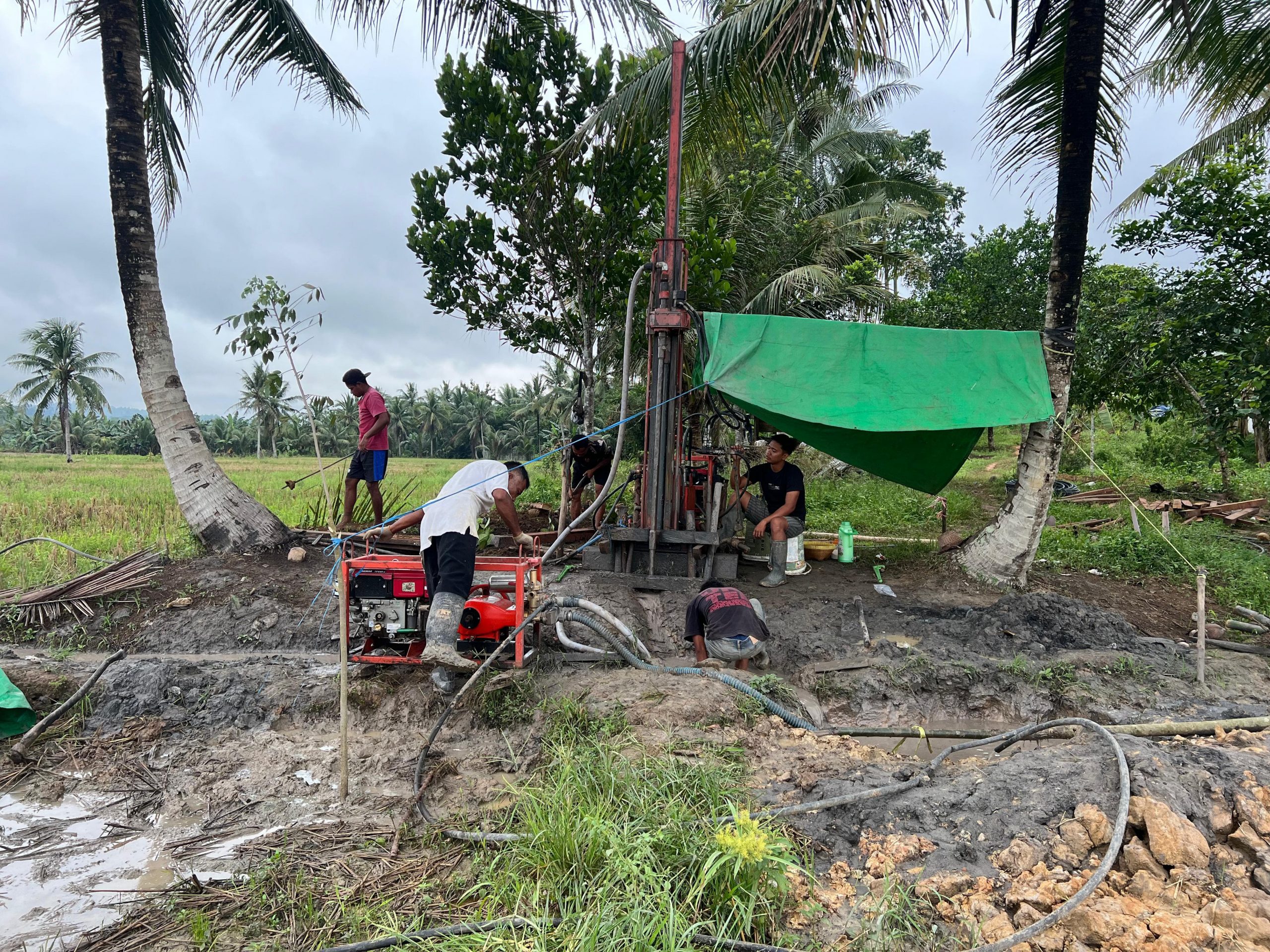 Anggota Satgas TMMD Lanjutkan Pengerjaan Pengeboran Sumber Air Untuk Meningkatkan Pengairan Sawah