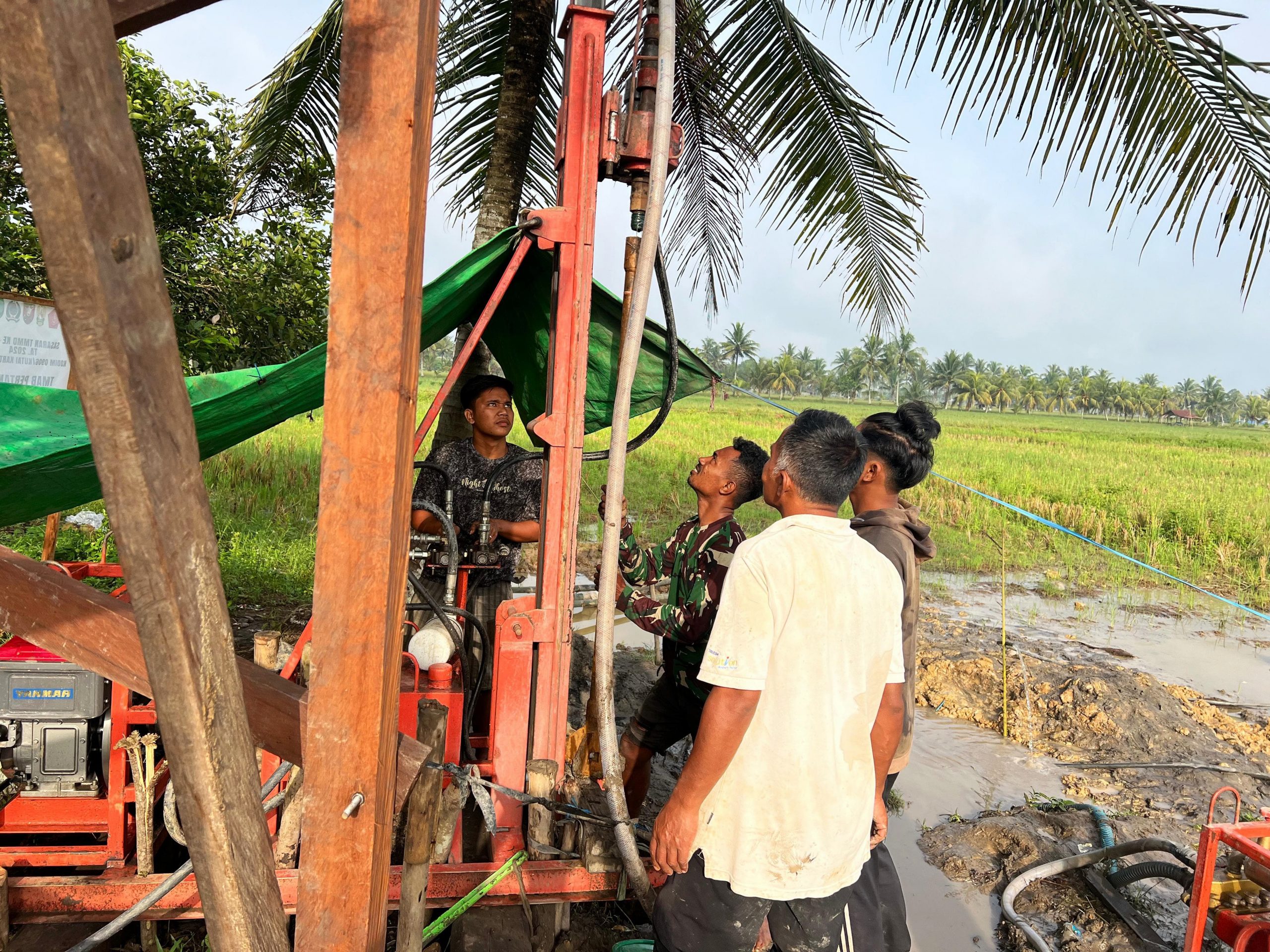 Tanpa Kenal Menyerah Pengeboran Sumber Air Terus Di Kerjakan