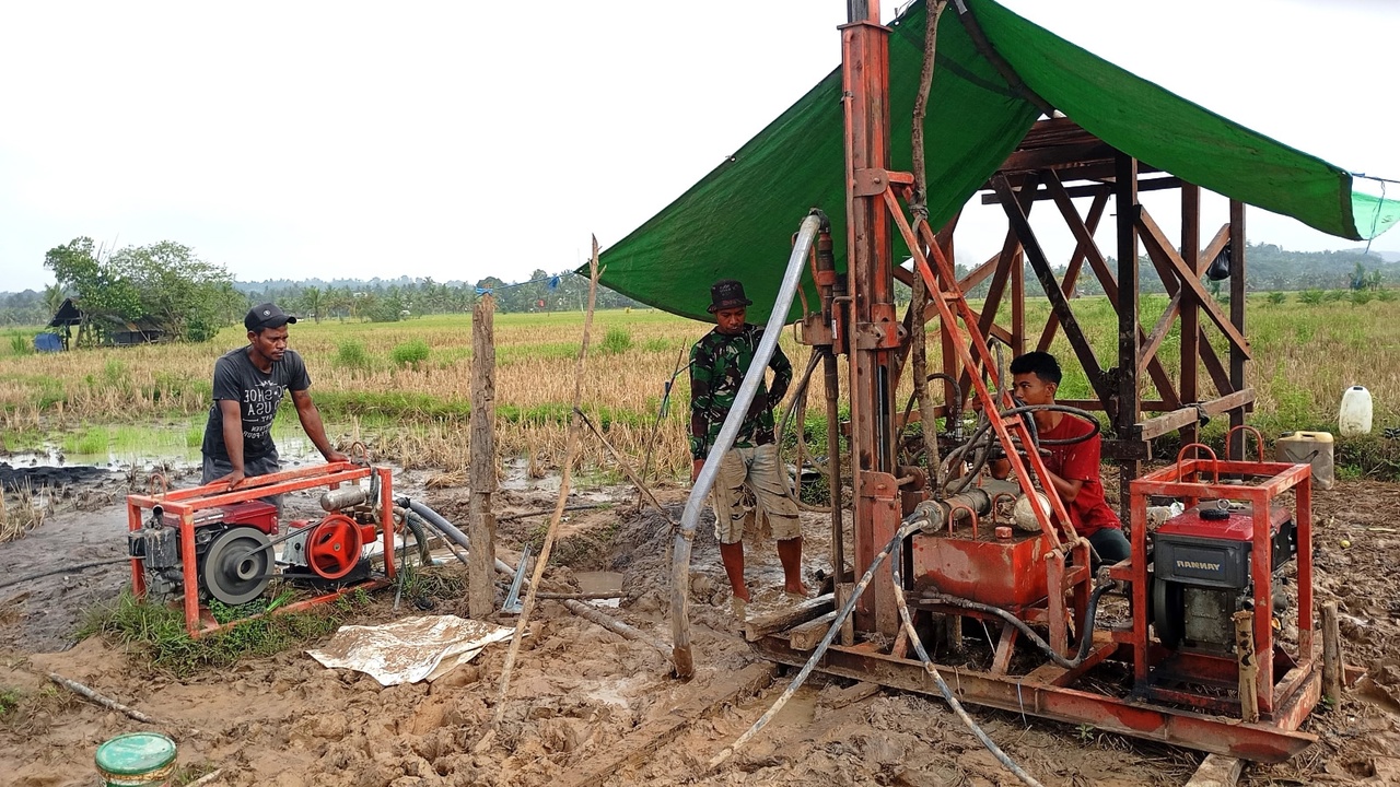 Pengerjaan Sumur Bor Pertanian Dalam Program TMMD Terus Dikerjakan