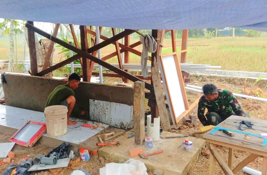 Lengkapi Fasilitas TMAB, Satgas TMMD dan Warga Bangun Tempat Cuci Tangan
