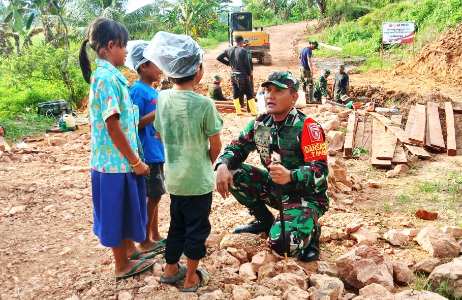 Tinjau Kegiatan, Dansatgas TMMD Kodim 0906/Kkr Terlihat Akrab Bersama Anak-Anak