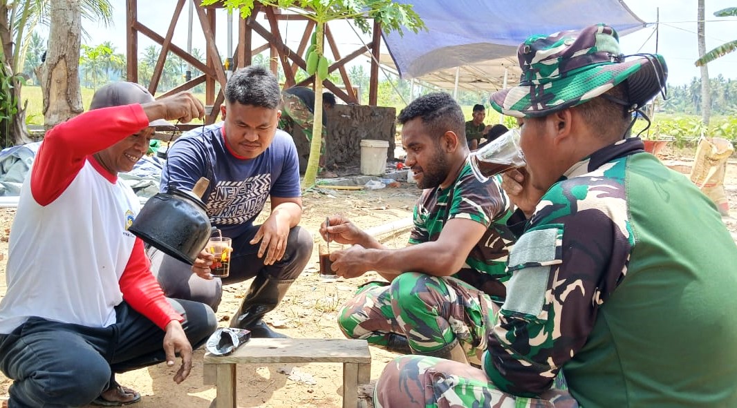 Semangat Kebersamaan, Anggota Satgas TMMD Bersama Warga Ngopi Bareng