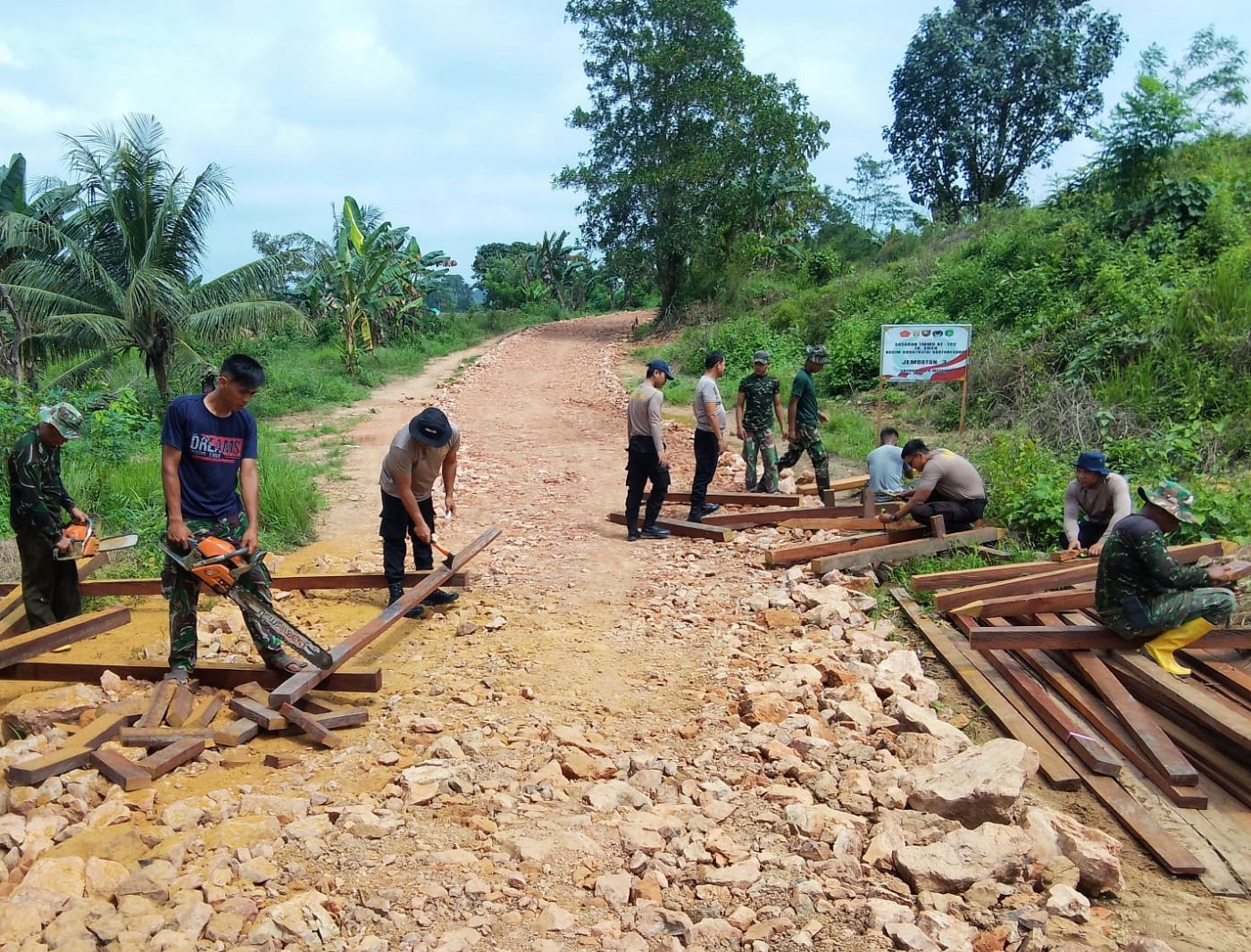 Kolaborasi TNI-Polri dan Masyarakat Bentuk Sinergi TMMD Kodim 0906/Kkr