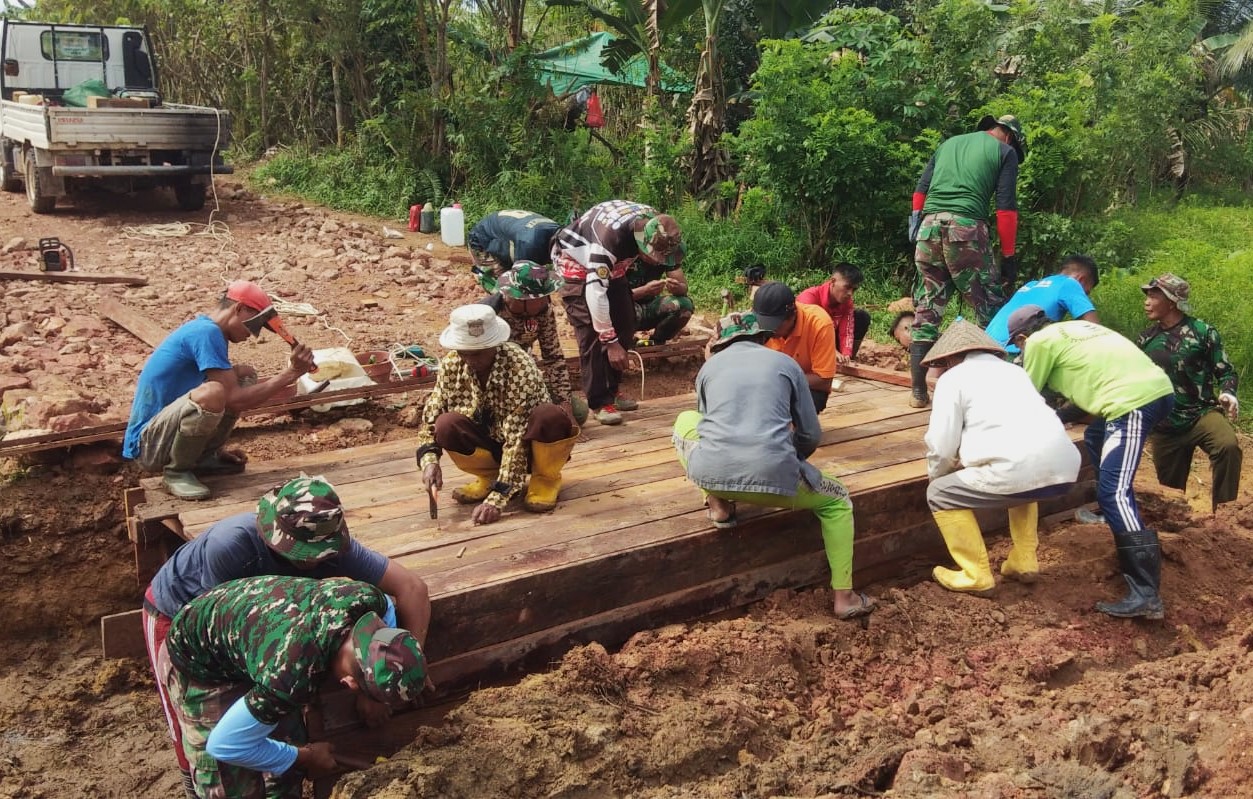 TNI dan Warga Bahu Membahu Bangun Jembatan Program TMMD ke-122