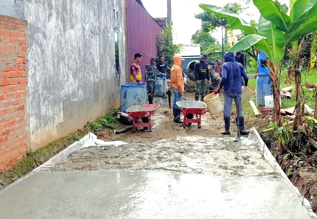 Sasaran Tambahan, Satgas TMMD Kodim 0906/Kkr Lakukan Pengecoran Jalan Pemukiman Warga