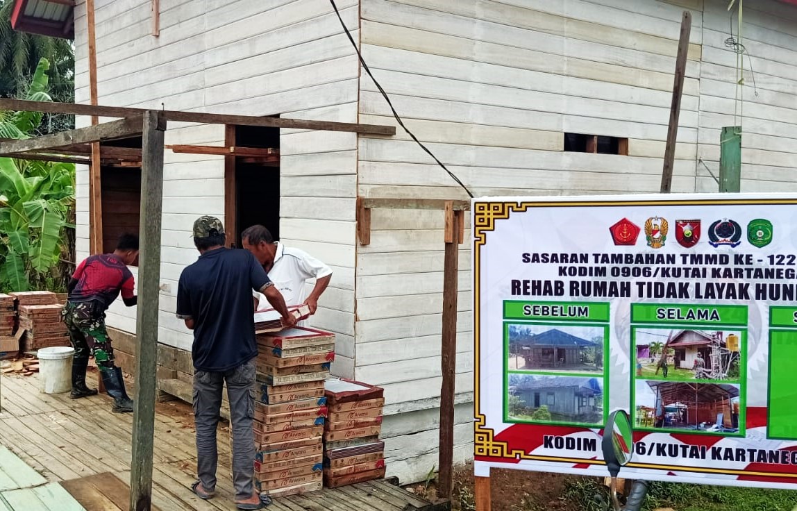 Tingkatkan Kesejahteraan, Satgas TMMD Kodim 0906/Kkr Rehab Rumah Warga
