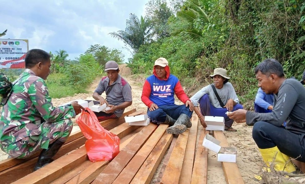 Kedekatan Anggota Satgas TMMD Dengan Warga di Sela Kegiatan