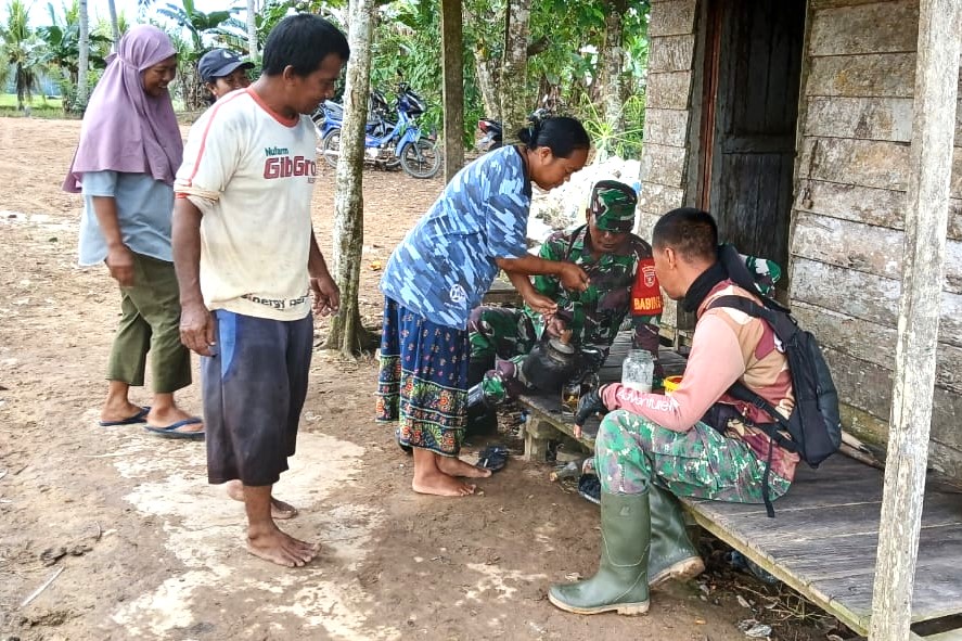 Kedekatan Warga dengan Anggota Satgas TMMD Sangat Harmonis