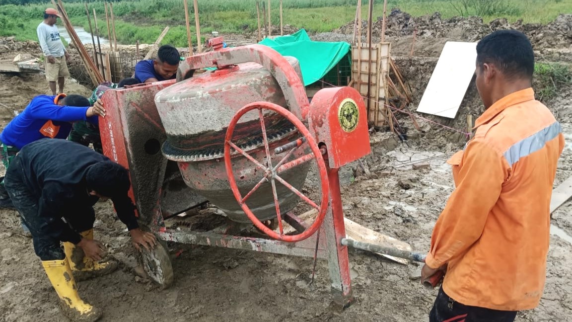 Kekompakan Satgas TMMD dengan Warga dalam Pengerjaan Pengecoran Dam Air untuk Pertanian