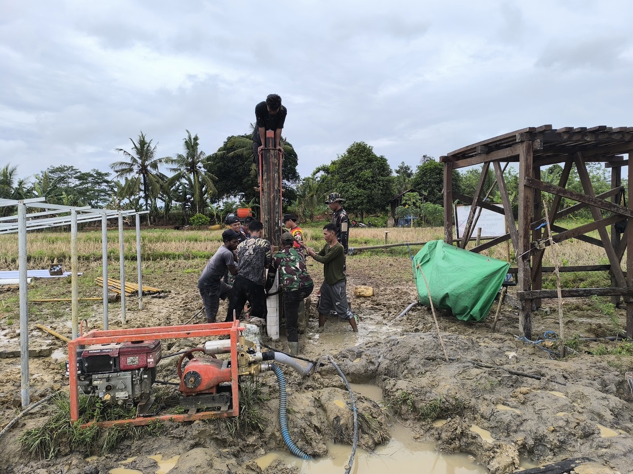 Sinergi di Sektor Pertanian, Satgas TMMD dan Warga Siapkan Sarana Pipa Sumur Bor