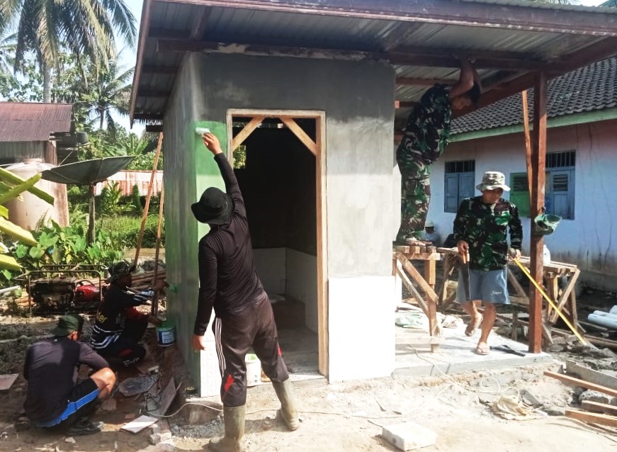 Tingkatkan Kualitas Hidup Masyarakat, Satgas TMMD Kodim 0906/Kkr Bangun Fasilitas MCK