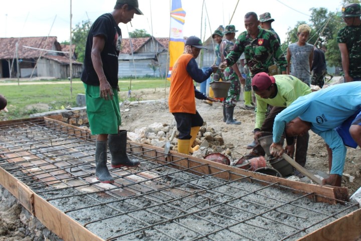 TMMD 122 dan Warga Desa Sidomulyo Lakukan Pengecoran Plat Beton