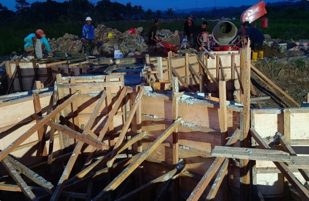 Semangat Anggota Satgas TMMD dan Warga Terlihat Kompak Saat Pengecoran Dam Air