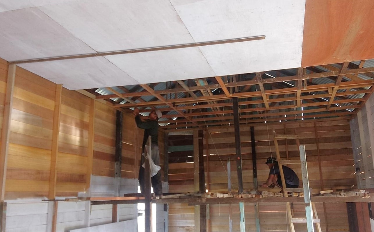 Rehab Rumah Tidak Layak Huni, Satgas TMMD Kodim 0906/Kkr Pasang Plafon dan Keramik