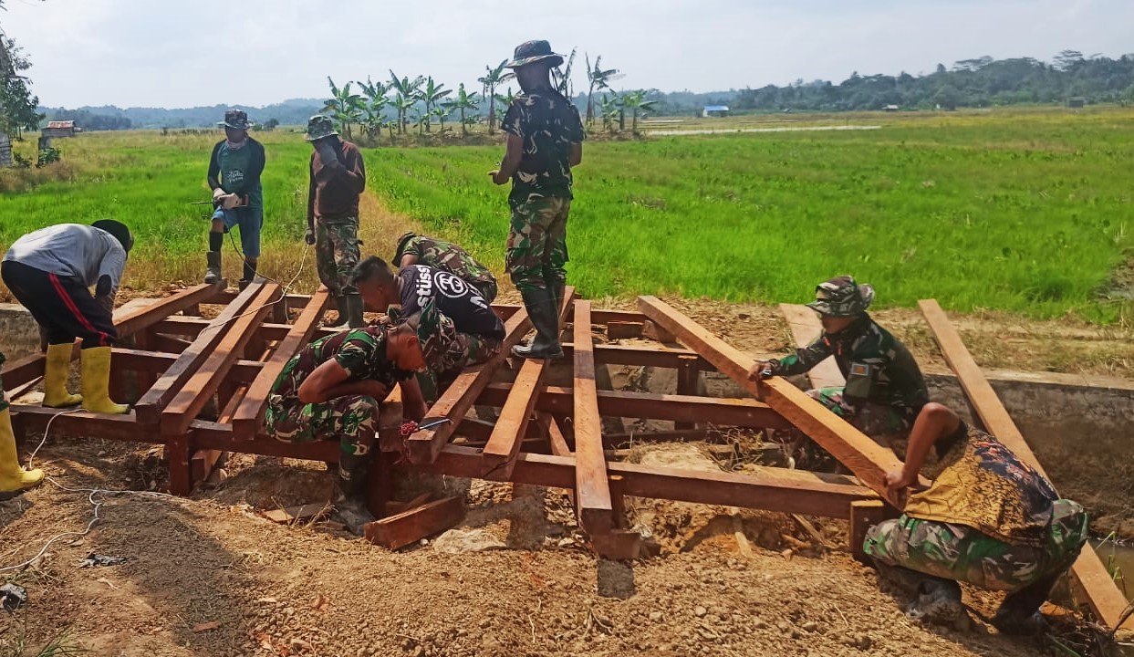Tingkatkan Akses Pertanian, Satgas TMMD Kodim 0906/Kkr Fokus Dalam Pembangunan Jembatan