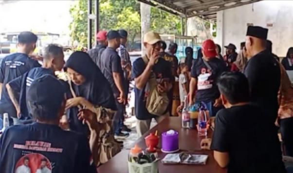 Pasangan Cabup NATO Traktir Masyarakat Makan dan Foto Bersama di Warung Makan Sayur Asam Teh Yati