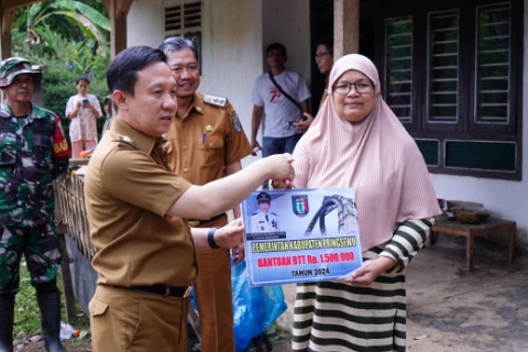 Korban Puting Beliung di Pringsewu Terima Bantuan