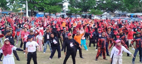Pasangan Nato Bersama Pendukungnya Gelar Senam di Lapangan Desa Sidorejo Kecamatan Sidomulyo