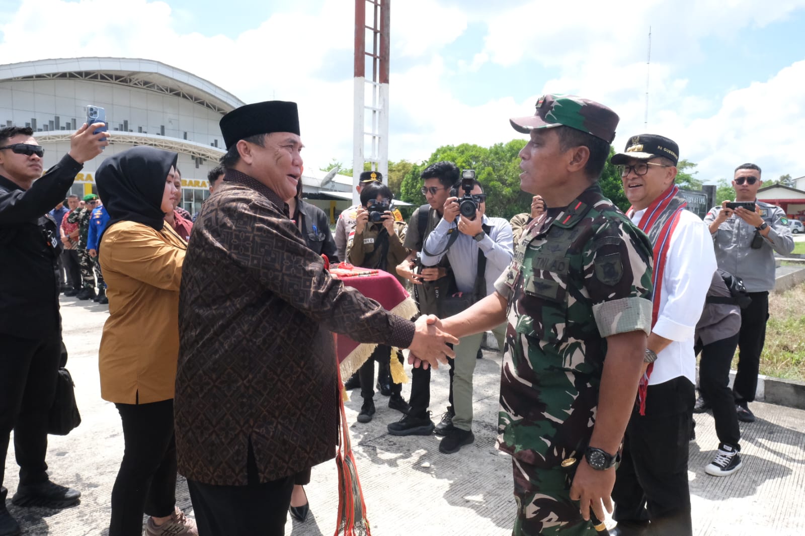 Danrem 091/ASN Bersama Pj. Gubernur Kaltim Monitoring Kesiapan Logistik Pilkada di Perdalaman Mahulu