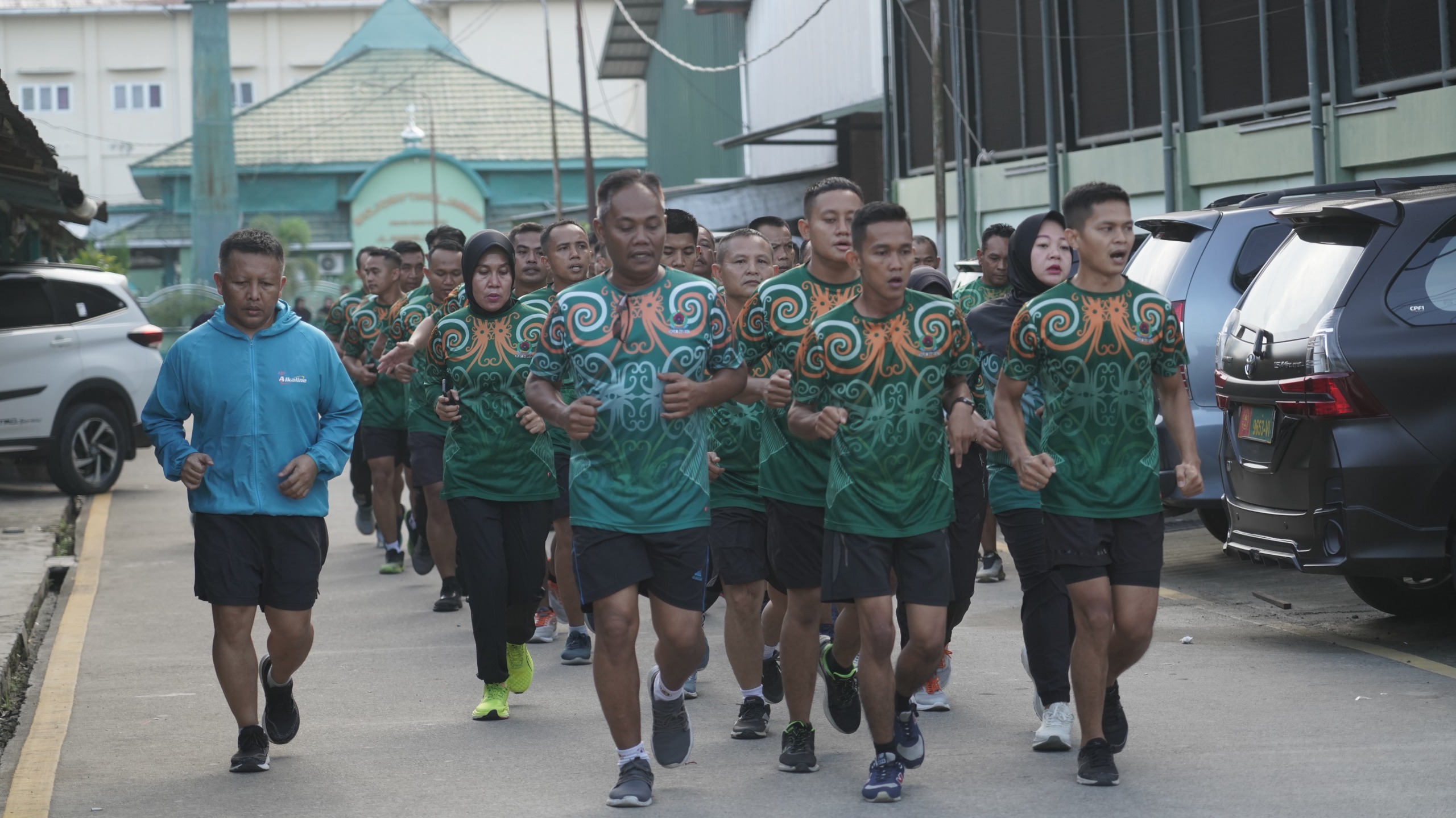 Prajurit dan PNS Korem 091/ASN Jaga Fisik dengan Lari Aerobik