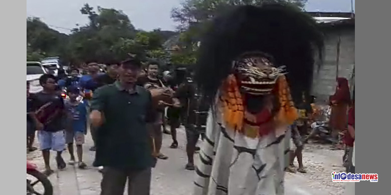 Anggota Dewan Dari Partai PKB Jamhuri Merayakan Kemenangan ASRI di Pilkada Blora 2024 Dengan Mengarak Barongan