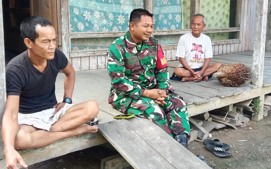 Pupuk Kemanunggalan TNI-Rakyat, Babinsa Koramil Kenohan Lakukan Komsos