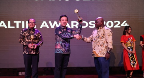 Pj Bupati Pringsewu Terima Penghargaan Dari Menteri HAM Natalius Pigai