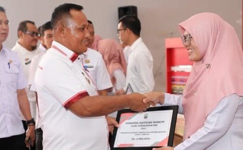 Bupati Nanang Ermanto Serahkan Insentif Kepada 4.842 Guru