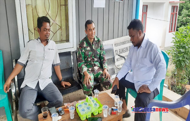 Babinsa Lakukan Komsos Bersama Kepala Dusun Untuk Meningkatkan Keamanan Desa