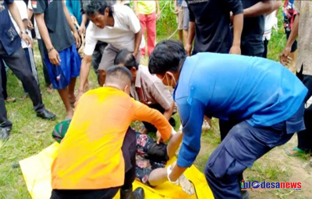Tim Damkar Lamsel Evakuasi Mayat Dalam Sumur