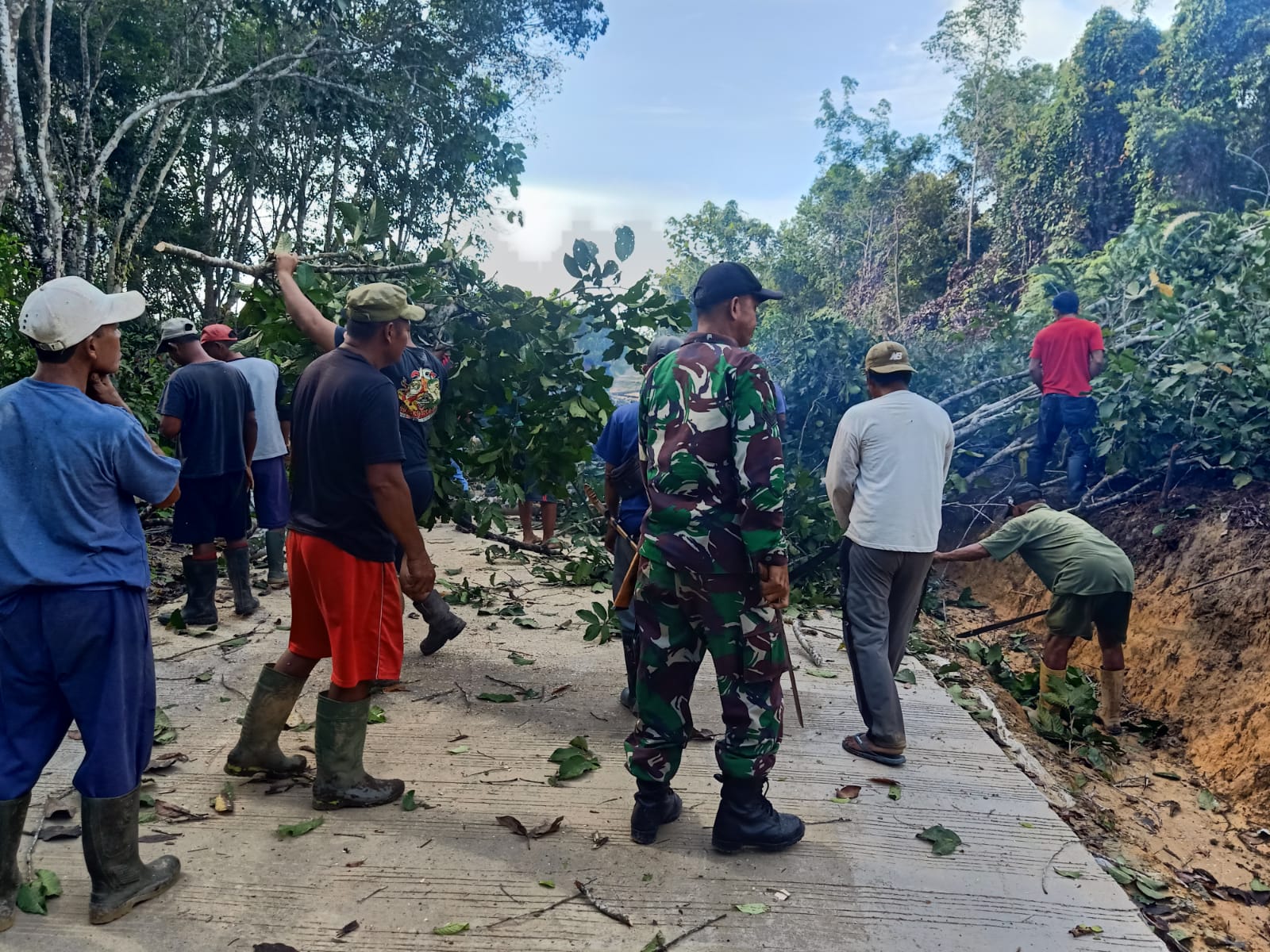Lestarikan Budaya, Babinsa Bersama Warga Lakukan Gotong Royong