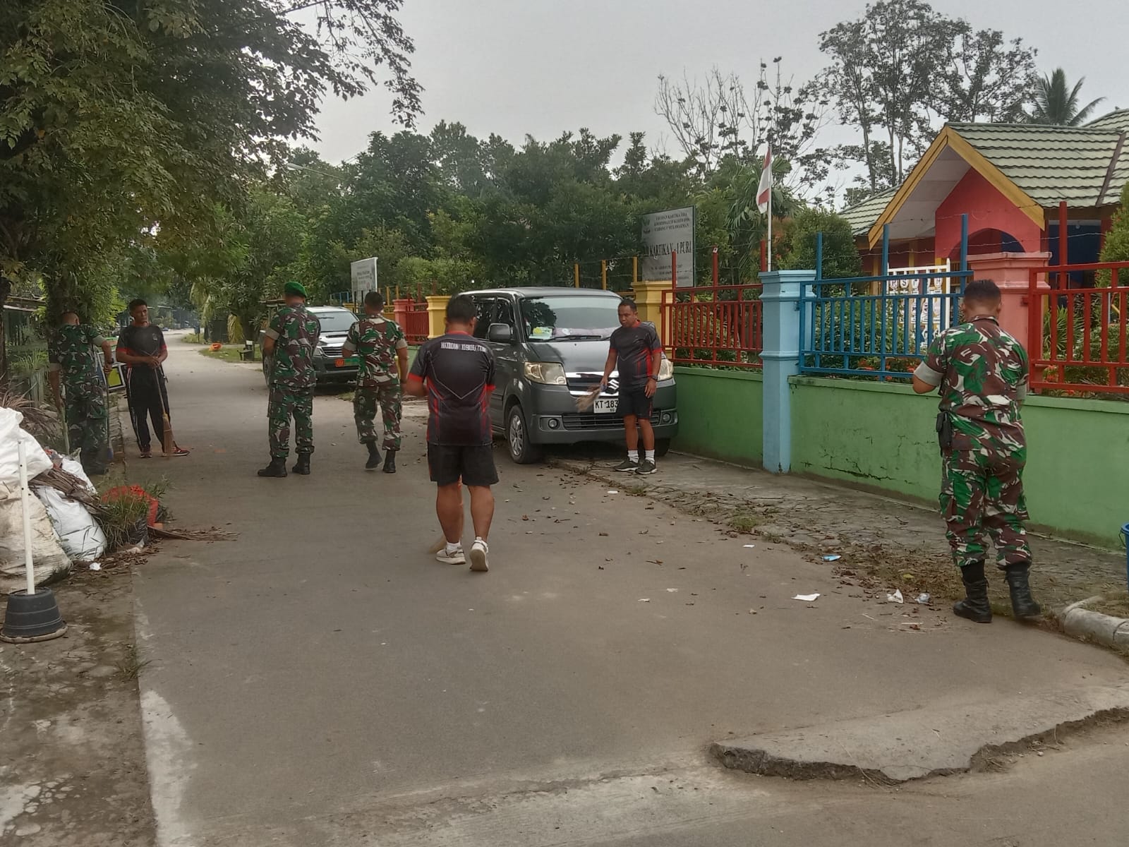 Wujudkan Lingkungan yang Sehat, anggota Kodim 0906/Kkr Lakukan Pembersihan  Sekitar Makodim