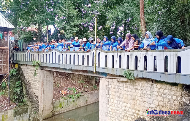 Pemanfaatan Limbah Rumah Tangga DLH Blora Melakukan Penuangan ECO ENZYME di Sungai Tirtonadi