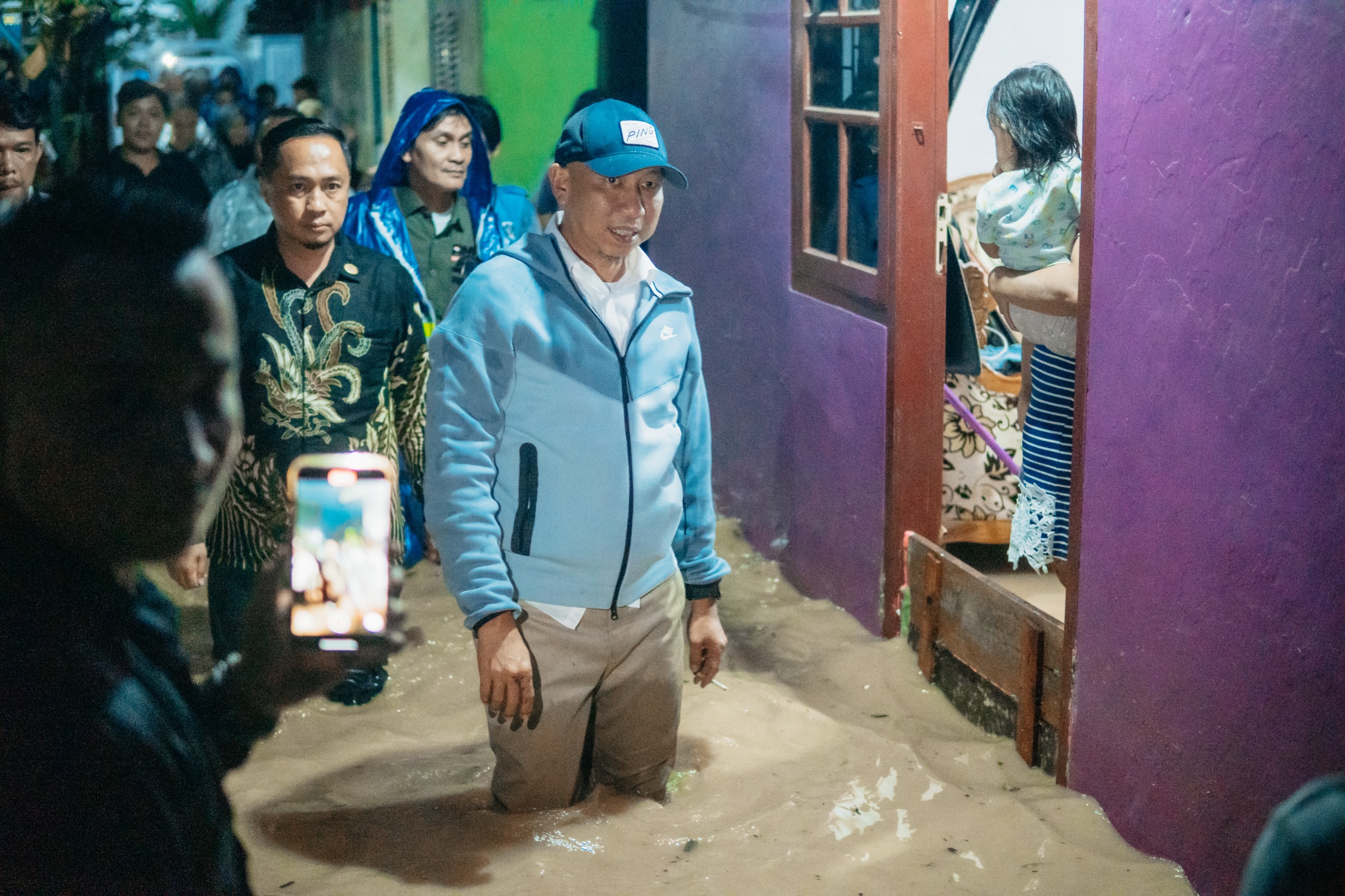 Mirza-Jihan Tinjau Korban Banjir di Bandar Lampung Berikan Bantuan Sembako-Excavator Dan Truk Pengangkut Sampah