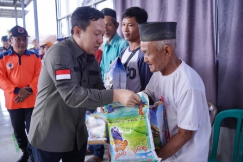 Pj Bupati Pringsewu Serahkan Bantuan Bagi Korban Banjir