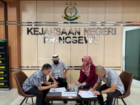 Kejari Pringsewu Terima Titipan Pengembalian Uang Pengganti Dalam Kasus Korupsi Dana Hibah