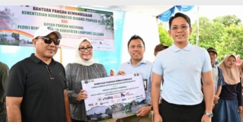 Ribuan Jiwa di Tiga Kecamatan di Lamsel Terdampak Banjir Terima Bantuan Pangan