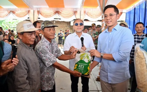 Bupati Lamsel Terpilih Egi Dampingi Menko Pangan Zulhas Salurkan Bantuan Banjir