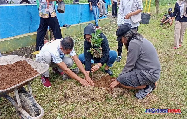 Wabup Terpilih Sri Setyorini Memperingati Se-Abad Pram Dengan Melakukan Penghijauan Bersama Rumah Juang