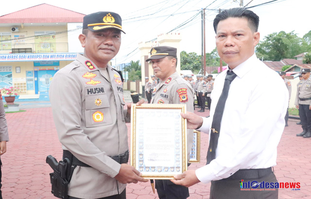 Kapolres Luwu Utara, Berikan Penghargaan kepada Anggota Polsek Rongkong Yang Berjasa Temukan Warga Hilang