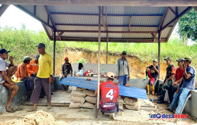 Babinsa Ajak Warga Selalu Jaga Kebersihan di Tengah istirahat Kegiatan Gotong Royong