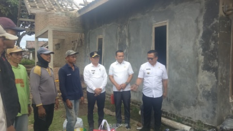 Anggota DPRD Lamsel Bersama Dinas Sosial Salurkan Bantuan Untuk Korban Rumah Roboh