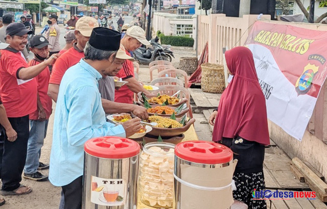 Program Jumat Berkah Polsek Jati Agung Bagikan Sarapan Pagi Geratis Kepada Masyarakat