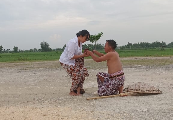 Seni Pertunjukan di Bundaran Jalan Baru Menggugah Kesadaran Merawat Ibu Bumi