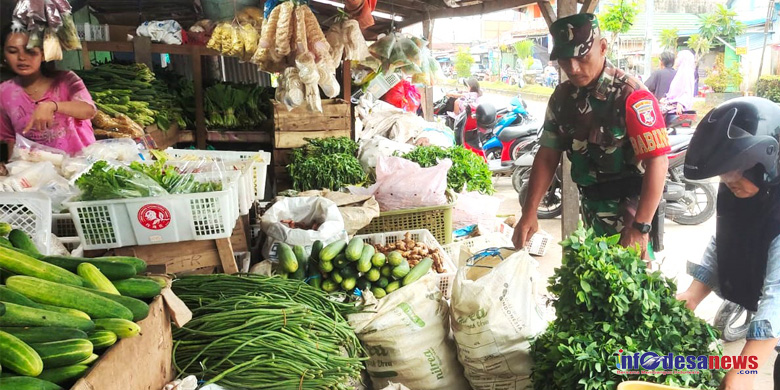 Pantau Harga Sembako, Babinsa Muara Jawa Ulu Sambangi Pasar Tradisional