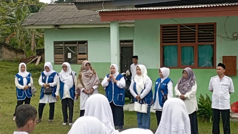 Peringati Hari Jadi Ke-50 IWAPI, Ketua IWAPI Lamsel dan Pengurus Bagikan MBG